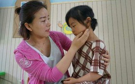 Cha mẹ nên làm gì khi trẻ kể bị người khác động chạm cơ thể?