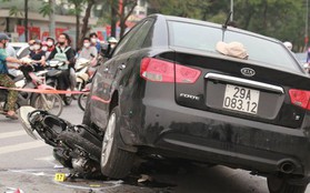 Hà Nội: Ô tô "điên" lao vào nhiều xe máy trên đường, khoảng 17 người bị thương