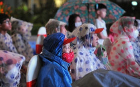 Khán giả đội mưa đi xem Liên hoan phim châu Á Đà Nẵng