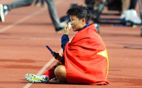 Xúc động hình ảnh nữ tuyển thủ Việt Nam ngồi một mình gọi điện cho mẹ đang bị ốm sau khi vô địch SEA Games 32