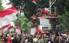 Biển người chào mừng U22 Indonesia sau tấm HCV SEA Games, 100 hội CĐV đứng kín các con phố