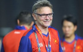 HLV Troussier tặng huy chương đồng SEA Games 32 cho trợ lý