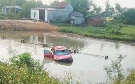 Xe ô tô bất ngờ lao xuống hồ, một người tử vong
