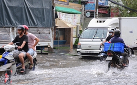 Nhiều tuyến đường ở TP.HCM biến thành sông sau mưa to: Ô tô chết máy phải nhờ xe khác kéo về