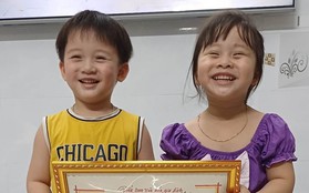 Hai bé song sinh hạnh phúc được ông ngoại tặng tấm giấy khen "vô giá"