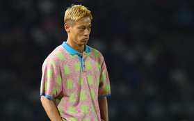 HLV trưởng của U22 Campuchia nói gì về việc ngồi im cả trận để Keisuke Honda đứng ra chỉ đạo?