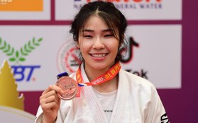 Bị đối thủ bẻ trật khớp tay, nữ võ sĩ Việt Nam nén đau giành huy chương đồng