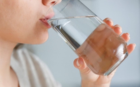 Những người uống nước kiểu này có nguy cơ tử vong sớm cao hơn 21%