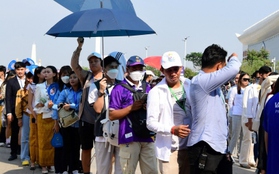 CĐV Campuchia "đội nắng" xếp hàng lấy vé xem lễ khai mạc SEA Games 32