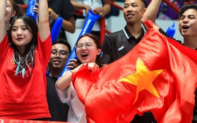 Hot TikToker Hà “mã tấu” cổ vũ cực sung, nhảy lên ăn mừng khi đội tuyển bóng rổ nữ Việt Nam thắng Thái Lan