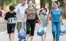 Giới trẻ Hà thành đổ về công viên nước Hồ Tây giải nhiệt ngày nắng nóng kỷ lục