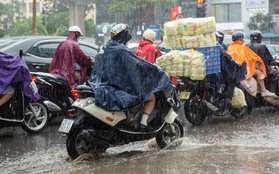 Cơn mưa vàng "xối xả" giải nhiệt cho Hà Nội, chấm dứt chuỗi ngày nắng nóng kinh hoàng