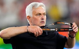 Mourinho ném huy chương, mỉa mai trọng tài sau thất bại