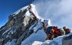 Sự thật phía sau cảnh "tắc đường" lên đỉnh Everest