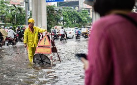 Chùm ảnh: Mưa lớn khiến nhiều tuyến phố của Hà Nội ngập sâu trong nước