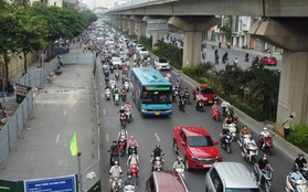 Tuyến đường đông đúc nhất Thủ đô: Bao giờ thoát nạn lô cốt?