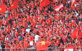 Cổ động viên “nhuộm đỏ” sân Lạch Tray tiếp lửa cho ĐT Việt Nam
