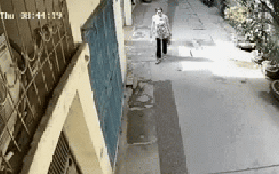 Người phụ nữ bị giật dây chuyền trên phố Hà Nội, camera an ninh ghi lại khoảnh khắc nguy hiểm