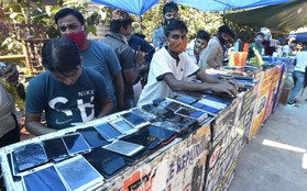 Chuyện lạ Ấn Độ: Cửa hàng Apple mới mở không ai đếm xỉa, dân tình đổ xô đến chợ mua iPhone