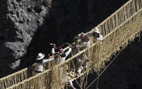 Cầu treo tết thủ công từ cỏ của người Peru thách thức sự gan dạ của du khách