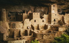 Độc đáo cung điện nằm lọt thỏm bên trong vách đá, kích thước khủng với hơn 150 căn phòng