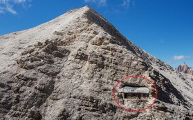 Ngôi nhà ''cô đơn nhất thế giới'' nằm lưng chừng giữa vách núi đá