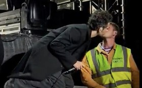 Tình mới của Taylor Swift hôn đàn ông lúc biểu diễn