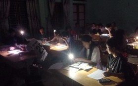 Mất điện, học trò xứ Nghệ ôn thi tốt nghiệp dưới ánh đèn pin, điện thoại