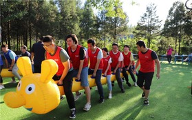 Nhảy bao bố và chụp ảnh tập thể dưới nắng khi đi team building: Nghĩ tới đã thấy sợ!