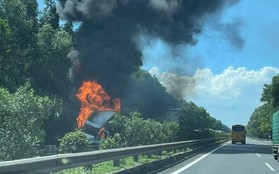 Ô tô bất ngờ bốc cháy dữ dội trên cao tốc Pháp Vân - Cầu Giẽ