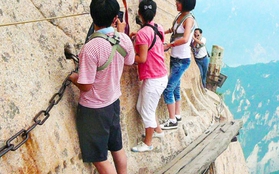 Chinh phục đường mòn nguy hiểm bậc nhất thế giới ở lưng chừng núi Hoa Sơn