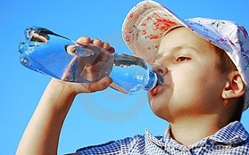 Bé trai 10 tuổi suýt tử vong vì 1 sai lầm khi uống nước