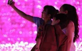 Người dân và du khách thích thú “check-in” không gian ánh sáng nghệ thuật bên sông Hàn