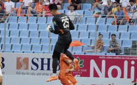 Nhận trọn đầu gối của thủ môn đội Bình Dương, cầu thủ Đà Nẵng phải đi cấp cứu gấp