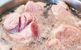 Nước luộc thịt sủi bọt có phải do lợn nhiễm hóa chất?