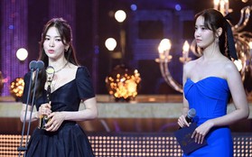 2 nữ thần Yoona - Song Hye Kyo chung sân khấu, đàn em biểu cảm bất ngờ khi đàn chị nhận giải Daesang ở Rồng Xanh