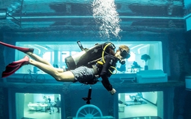 Bí ẩn về bể bơi sâu nhất thế giới được chứng nhận Kỷ lục Guinness: Nơi du khách tổ chức tiệc sinh nhật, thậm chí đua xe mà không lo bị ngạt nước