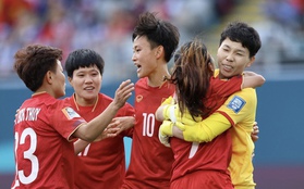 Huỳnh Như nhảy lên ôm Kim Thanh ăn mừng sau pha cản phá penalty quan trọng hơn một bàn thắng