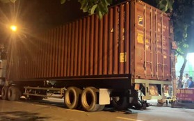 Sau âm thanh lớn, 1 người nằm chết cạnh xe container ở TP HCM