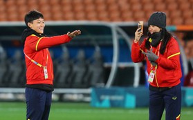 Cầu thủ đội tuyển nữ Việt Nam thích thú chụp ảnh khi làm quen sân thi đấu với ĐT Bồ Đào Nha