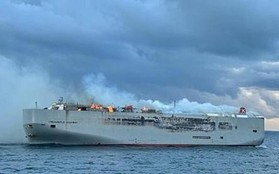 Con tàu chở gần 3.000 xe hơi chìm trong “biển” lửa, nghi do cháy xe điện