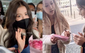 Tiếp cận BLACKPINK siêu như fan Việt: Chụp cùng Rosé, Jennie hệt bạn thân, trao hoa rồi chạm tay Jisoo