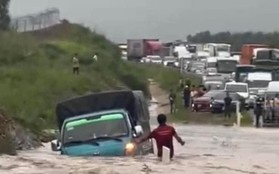 Ô tô ngập nửa thân, kẹt xe kéo dài trên cao tốc Phan Thiết - Dầu Giây