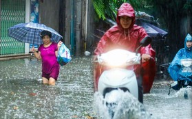 Hà Nội: Hàng loạt tuyến phố ngập nặng sau cơn mưa lớn, người dân "bì bõm" lội trong nước