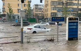 Nhiều con đường ở Bắc Kinh biến thành ''sông'' do mưa lớn sau bão Doksuri