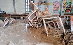 Trường học tan hoang, bàn ghế, sách vở ngập trong bùn đất sau lũ