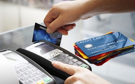 Cô gái tìm ra cách dùng thẻ tín dụng mà không lo nợ nần