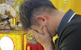 Tiền vệ Hồng Duy khóc nghẹn trước khi đưa thầy Dương Minh Ninh về nơi an nghỉ cuối cùng