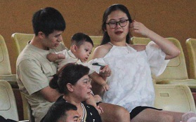 Trung vệ Đình Trọng cực ga lăng, bế con cho vợ và mẹ xem bóng đá