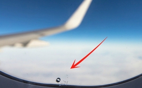 Vì sao trên cửa sổ máy bay luôn có lỗ nhỏ?
